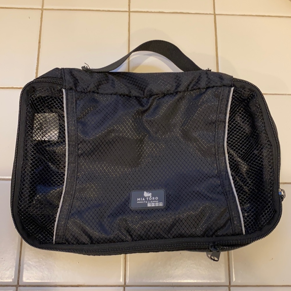 Mia Toro travel bag 10x6x2”